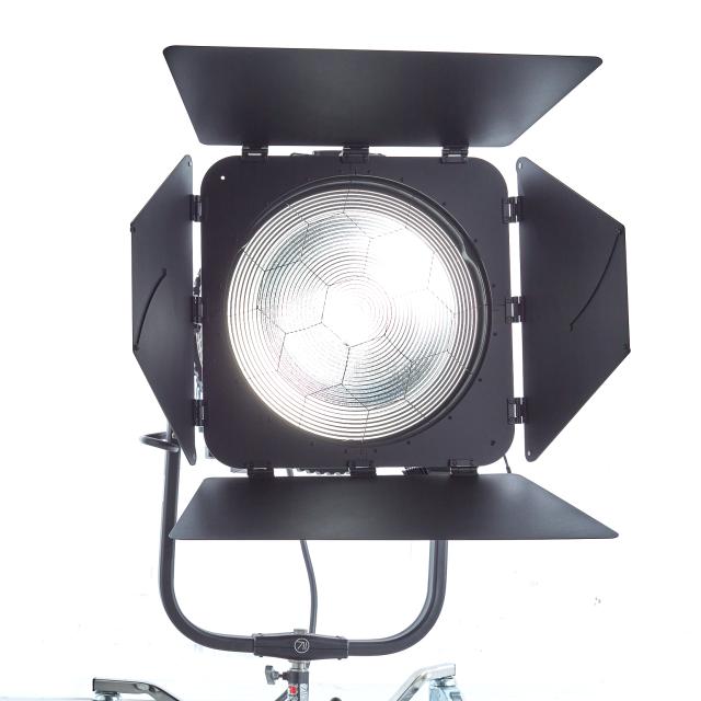 Nanlux FL-45E Fresnel motorizado para Evoke 5000B (16–50°)